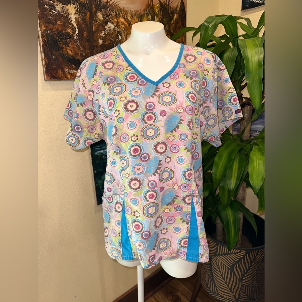 EUC Beverley Hills uniforms top scrub size M multicolor shirt sleeve.